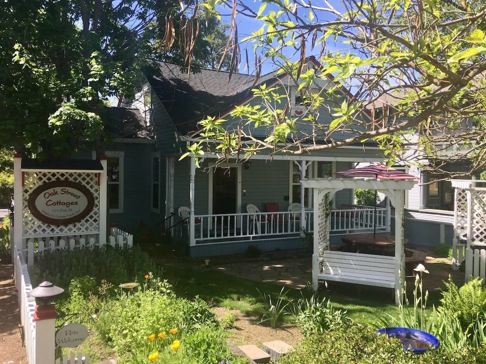 Ashland Vacations - Oak Sherwin House Near OSF - Property Image 1