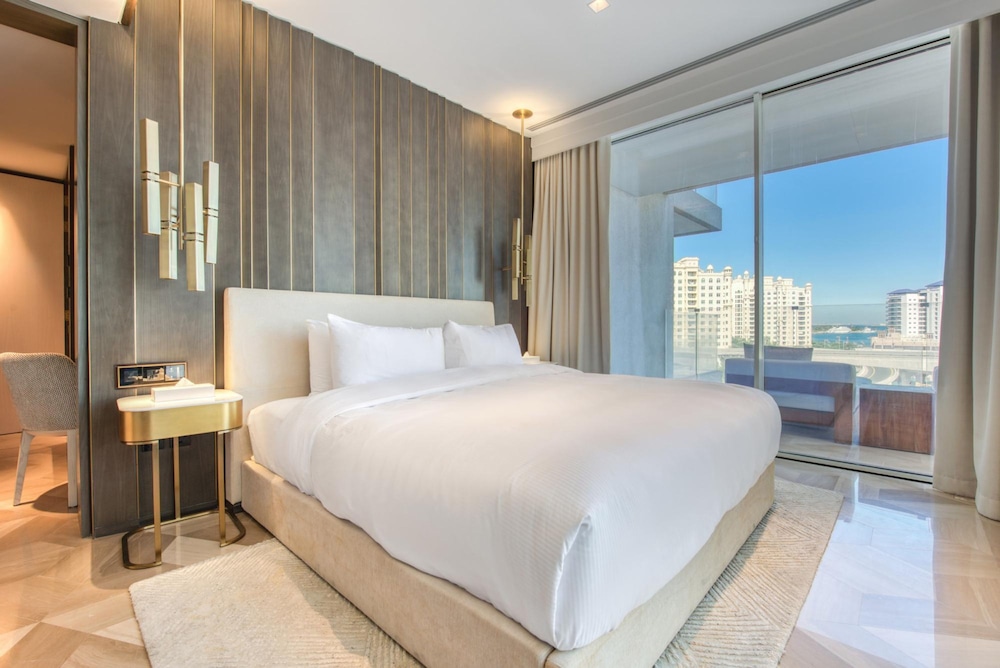 Vibrant Getaway in a Classy Five Palm Jumeirah Apt