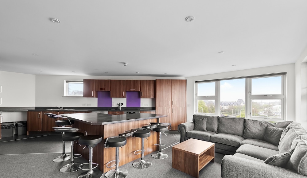 8 Bed Apartment @ Derriford Stays by Pureserviced
