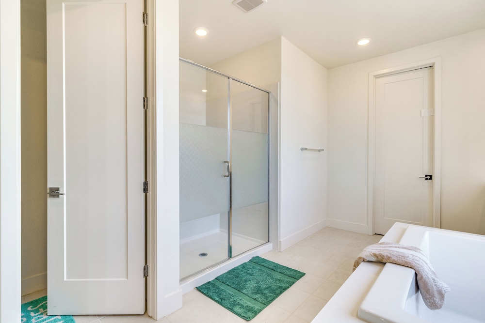 Pool Paradise: Spacious Tracy Home w/ Yard!