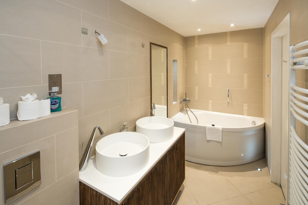 Luxury 2BD Apartment in Holland Park