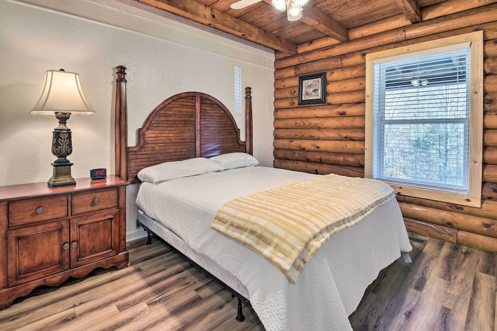 Pet-friendly Gatlinburg Cabin w/ Hot Tub!