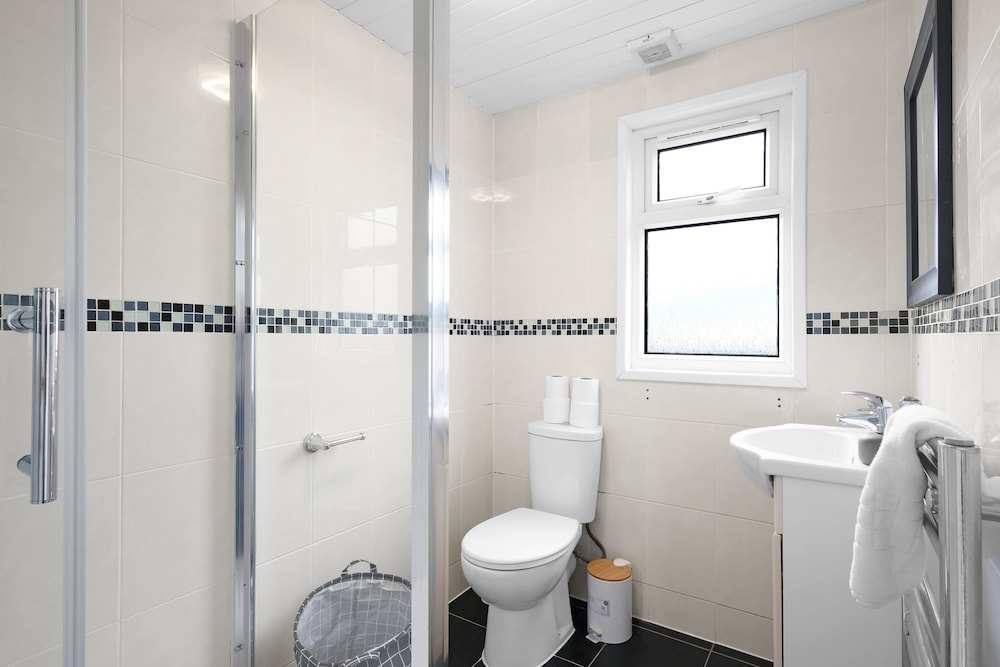 Spacious 5BR 3BA Serviced Hse in Croydon
