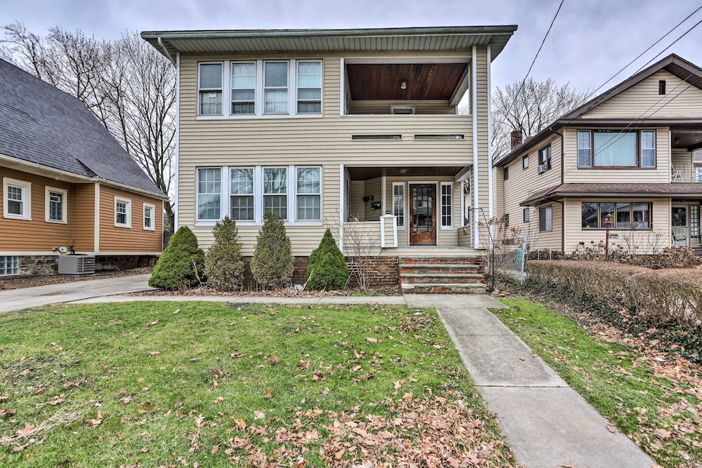 Lakewood Home w/ Yard ~ 8 Mi to Cleveland! view 4