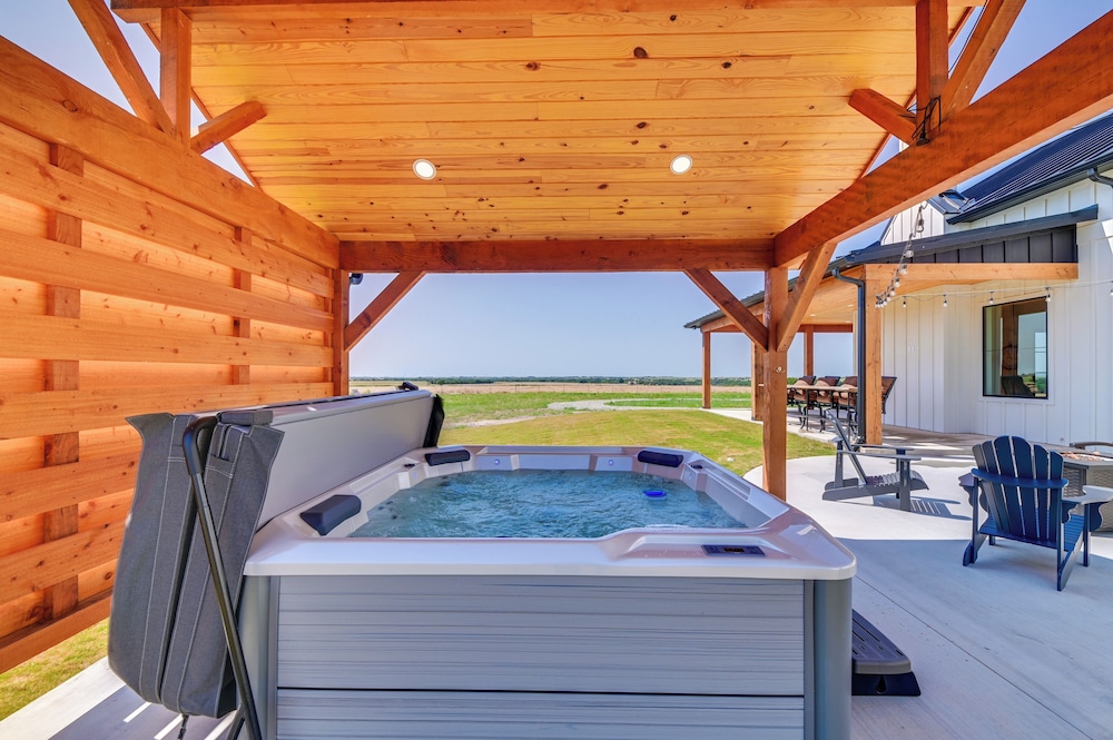 Rural Home w/ Hot Tub < 7 Mi to Winery & Golfing