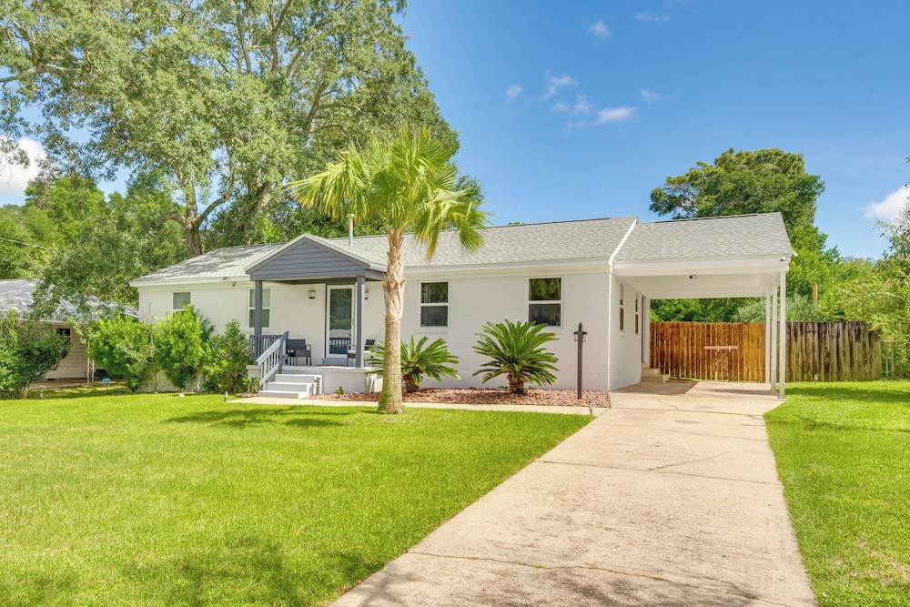 Hotel Pet-friendly Pensacola Home w/ Sunny Backyard! - Image 1