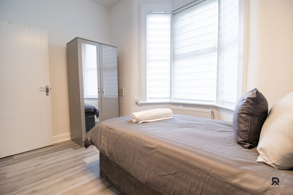 London Apt - Sleeps 4 - Parking - Wifi