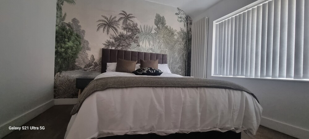 3 Bed House Sleeps 5 - Parking, Garden, Pets view 4