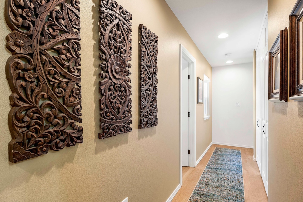 Spacious Corner Unit - Central AC - Vrkcv