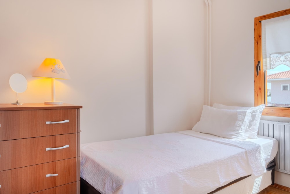 Spacious Villa With Garden 3 min to Beach view 5