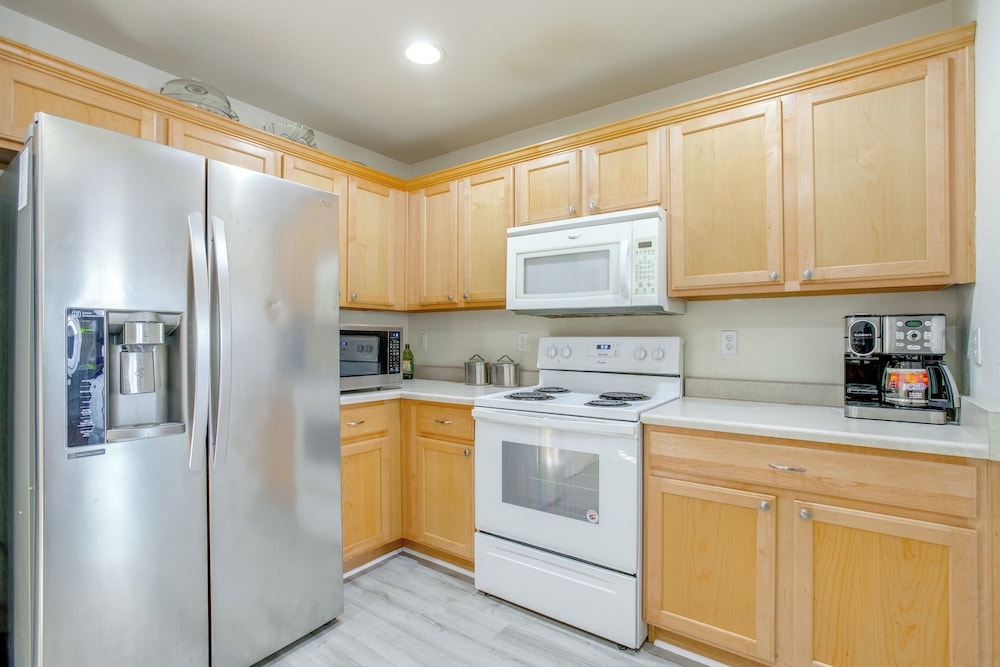 16 Mi to Dtwn Denver: Cozy Townhome w/ Patio!