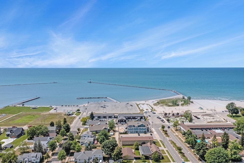 Snyder's Shoreline Inn