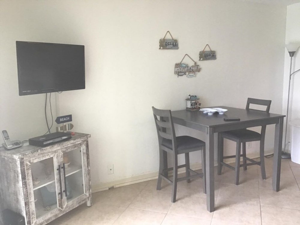 Updated Condo Across The Street From Daytona Beach, Lots Of Amenities 1 Bedroom Condo