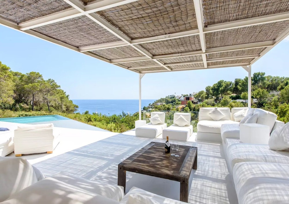 Stylish Villa With Infinity Pool