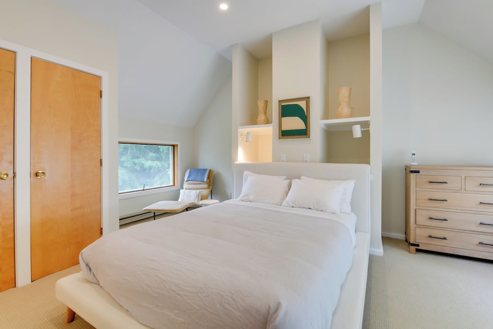 Ski-in/ski-out Sugarbush Retreat w/ Indoor Hot Tub
