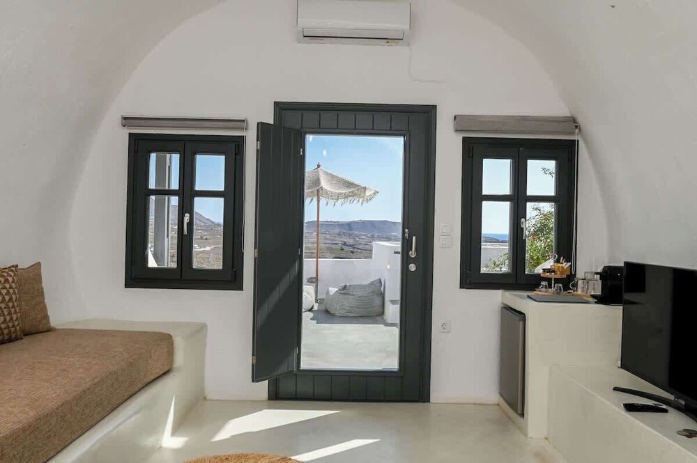 Amphora Meltemi Seaview Gem w Private Jacuzzi