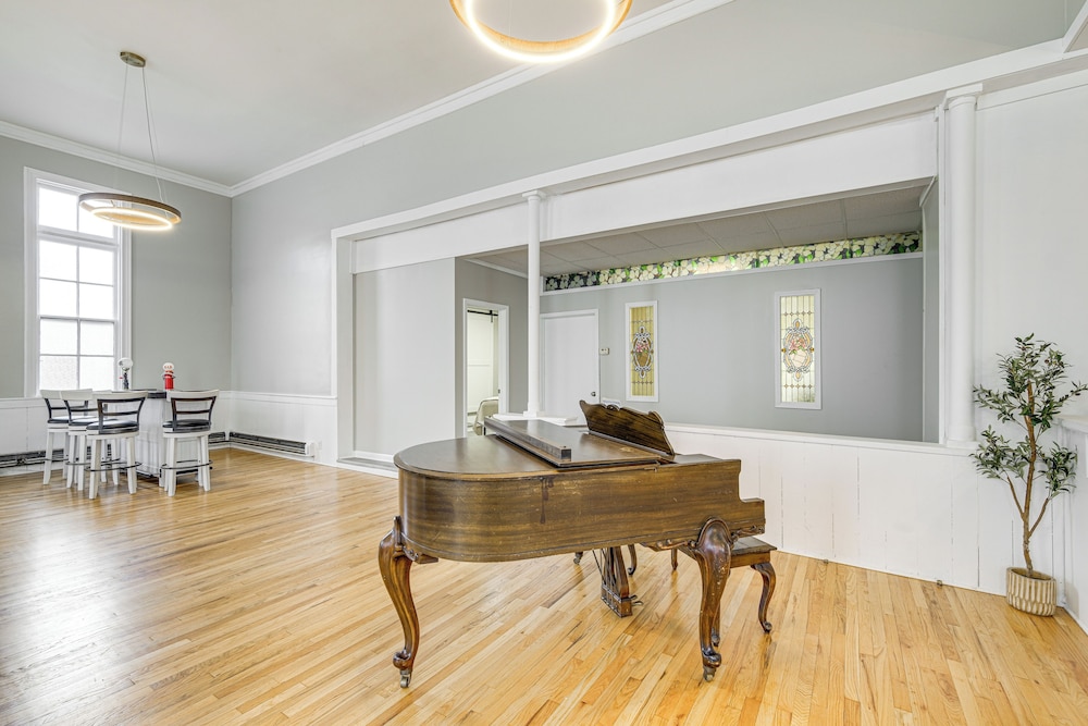 4 Mi to Lake: Unique Family Retreat in Akron Area