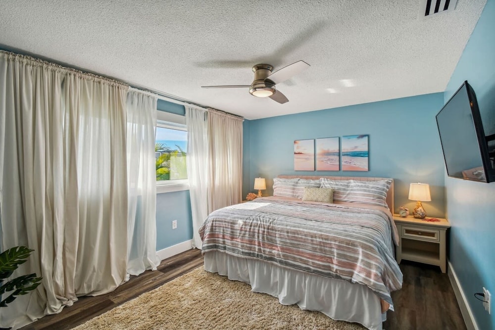 Tropical Pool Retreat in Tarpon Springs