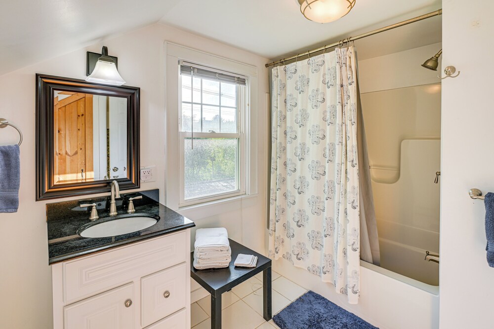 1 Mi to Acadia National Park: Spacious Retreat!