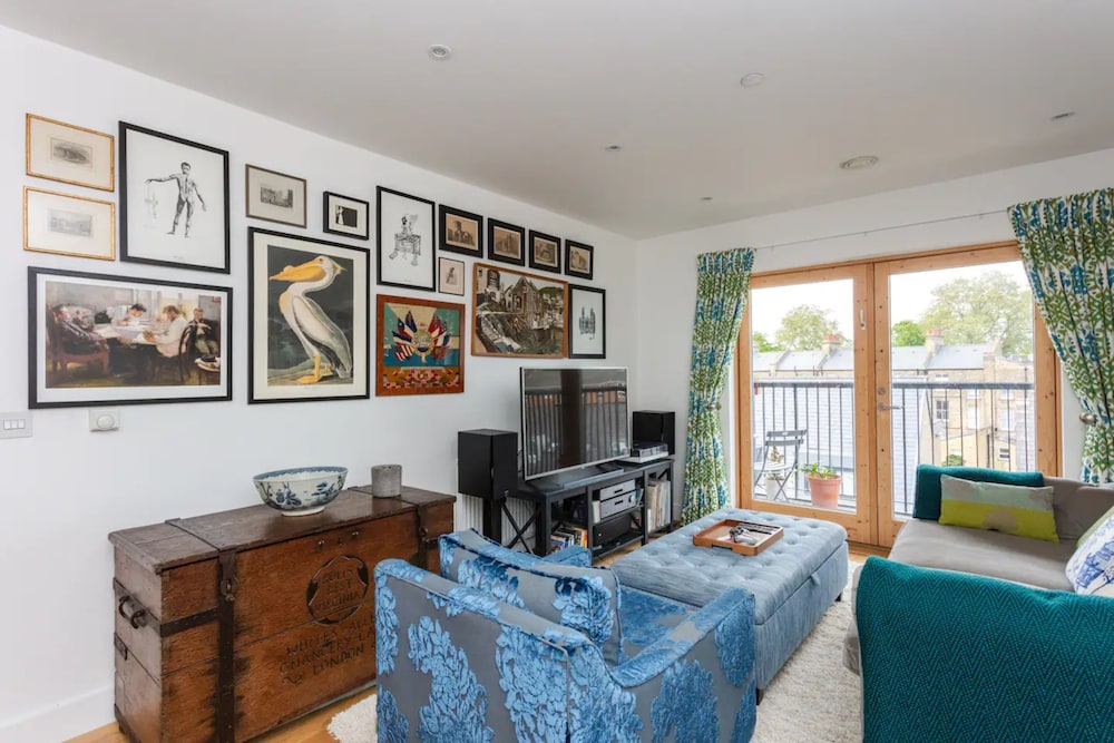 Bright 2 Bedroom Apartment Near Victoria Park