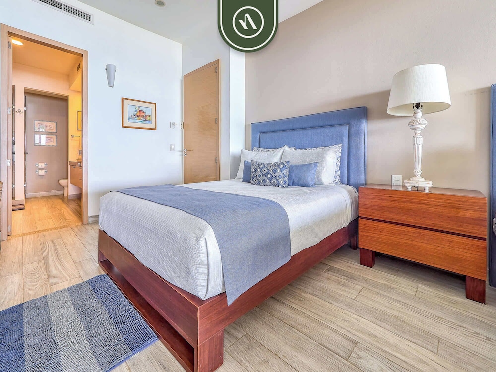 Luxury 4 BR Condo - Private Beachfront Deck With Pool