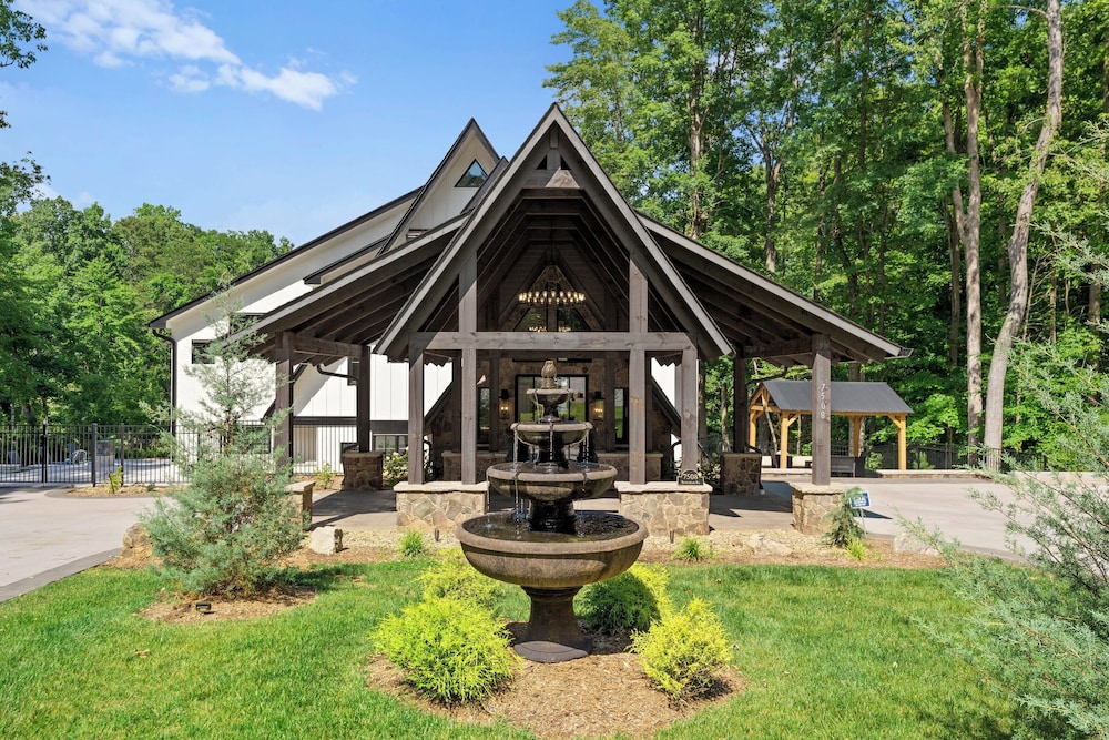 Take it to the Bank! by Avantstay New Pool + Hot Tub Sleeps 16 view 4