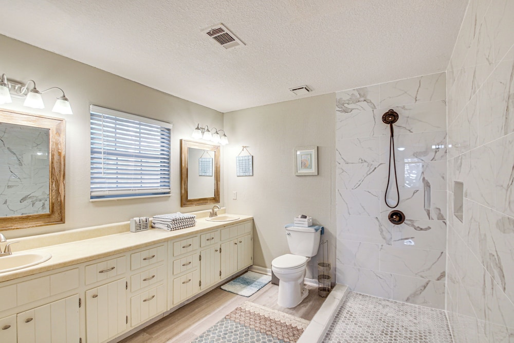 Bayfront Haven: Group Getaway in Milton!
