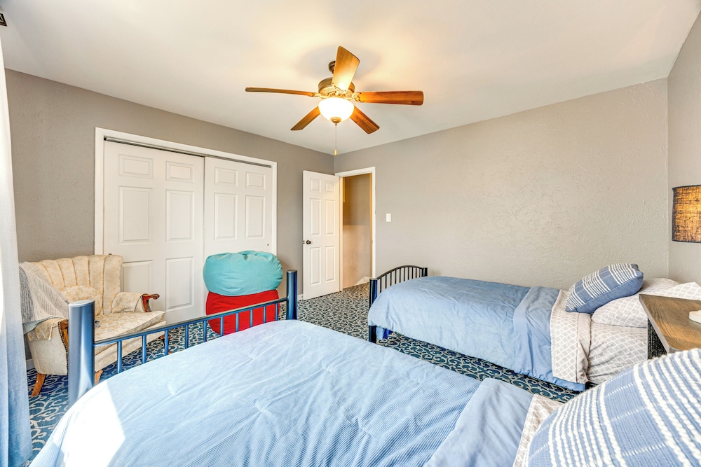 1 Mi to Attractions: Getaway w/ Mtn Views!