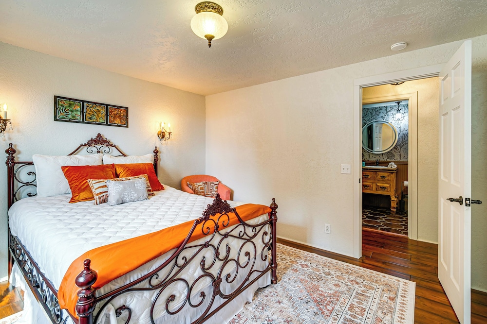 4 Mi to River: Umpqua Valley Villa w/ Fire Pit!