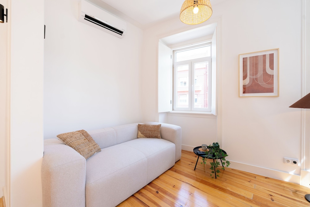 Sunny Lisbon Apartments by SoulPlaces