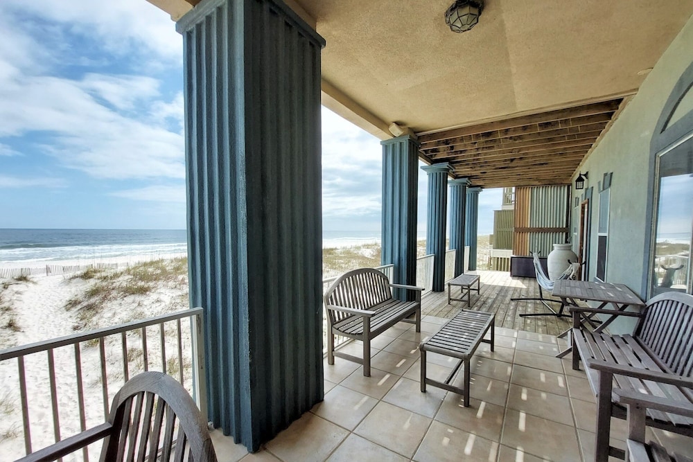 H Blue Atlantis 6 Bedroom Home by RedAwning