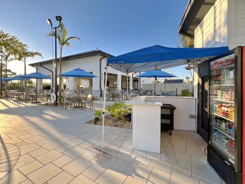 Stunning 4 Bed Townhome Pool & Waterpark 4 Bedroom Townhouse