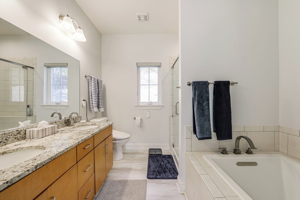 7 Mi to Dtwn Asheville: Apt w/ Sauna Access!