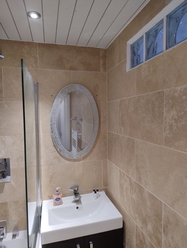 2 Bed Flat - Sleeps 4 - Parking - Wifi