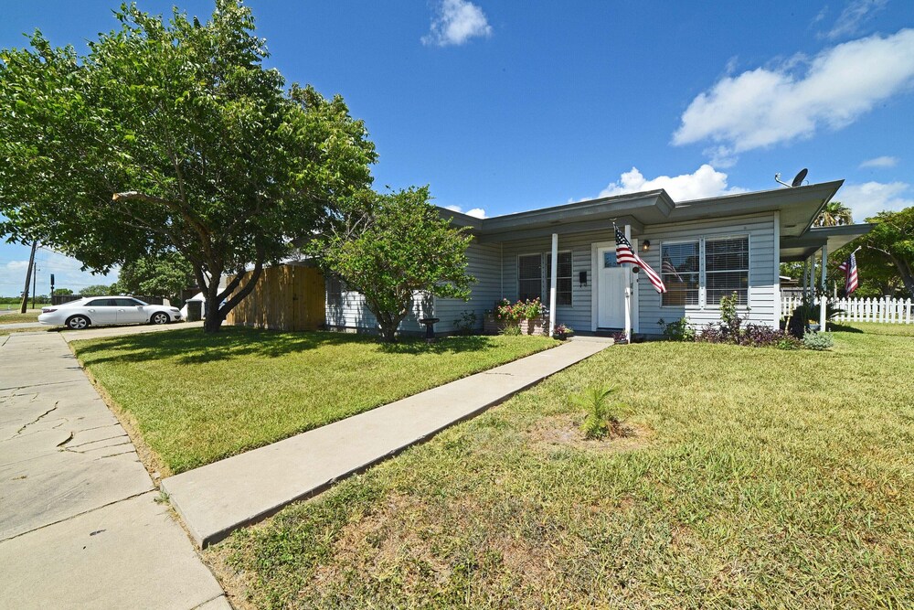 Corpus Christi Home w/ Grill, 3 Blocks to Bay! view 4