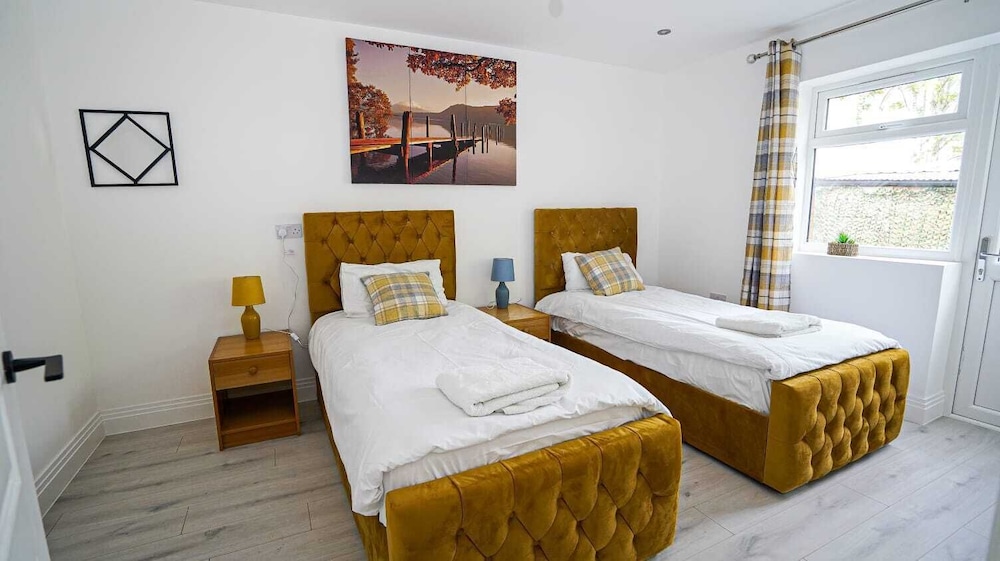 Modern 4-Bedroom Home with Free Parking