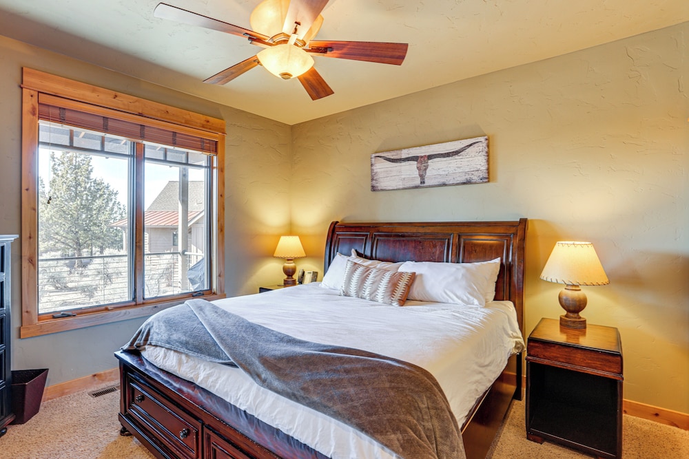 Mountain-view Cabin Near Trails in Powell Butte!