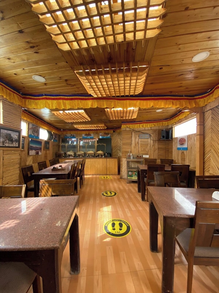 Nezer Hostel & Roof Top Cafe