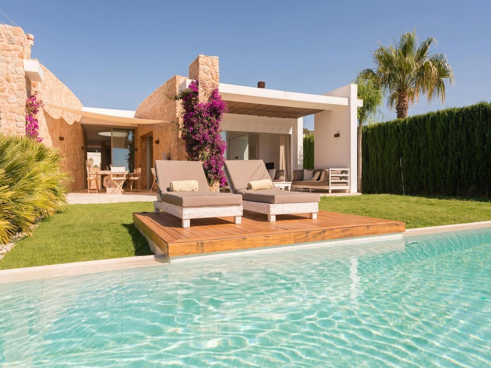 Stunning Villa With Modern Appliances