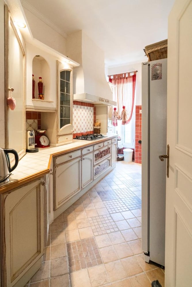 Charming 2 Bedroom apt in Central Cannes Walking Distance to Beaches Croisette and the Palais - 678