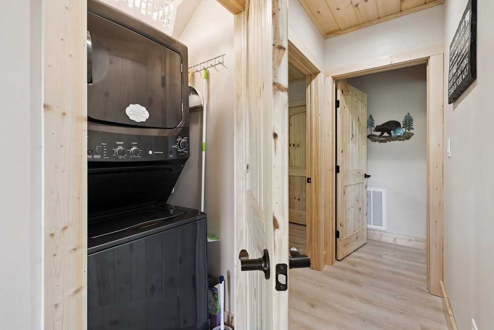 Bear Cheeks 4 Bedroom Cabin