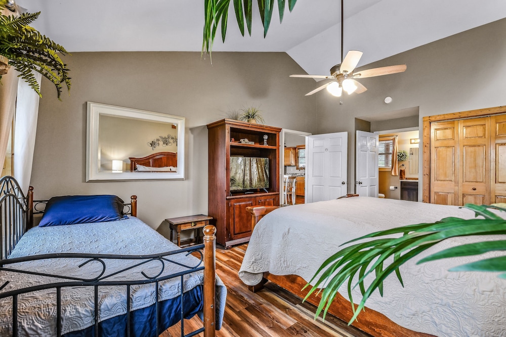 Roundtop Mountain Ridge 2 Bedroom Cabin by RedAwning view 5