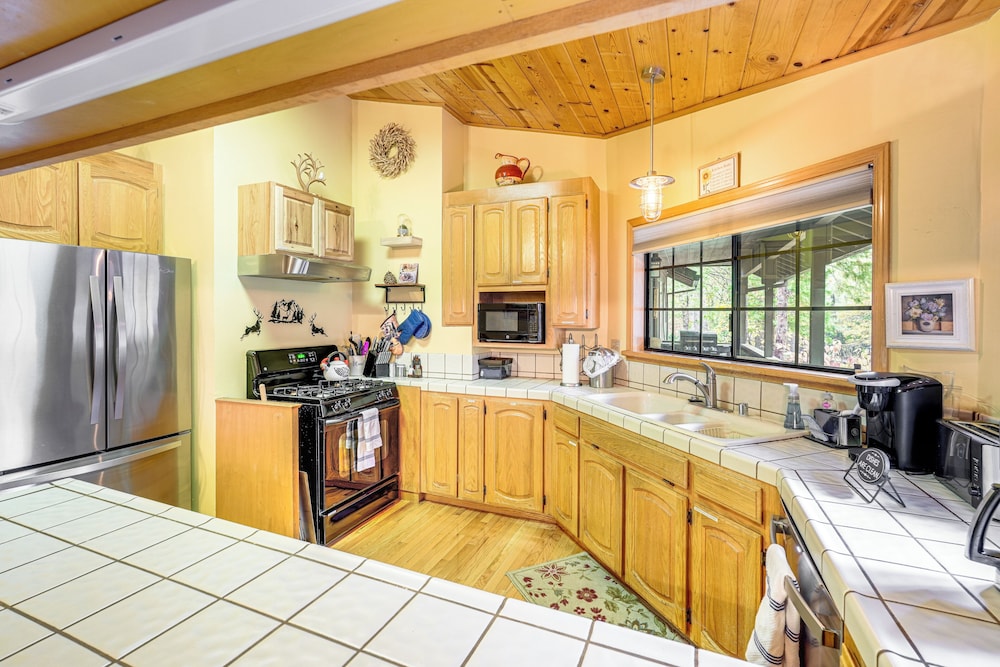 Fire Pit, Gazebo & Grill: Family Cabin in Arnold!