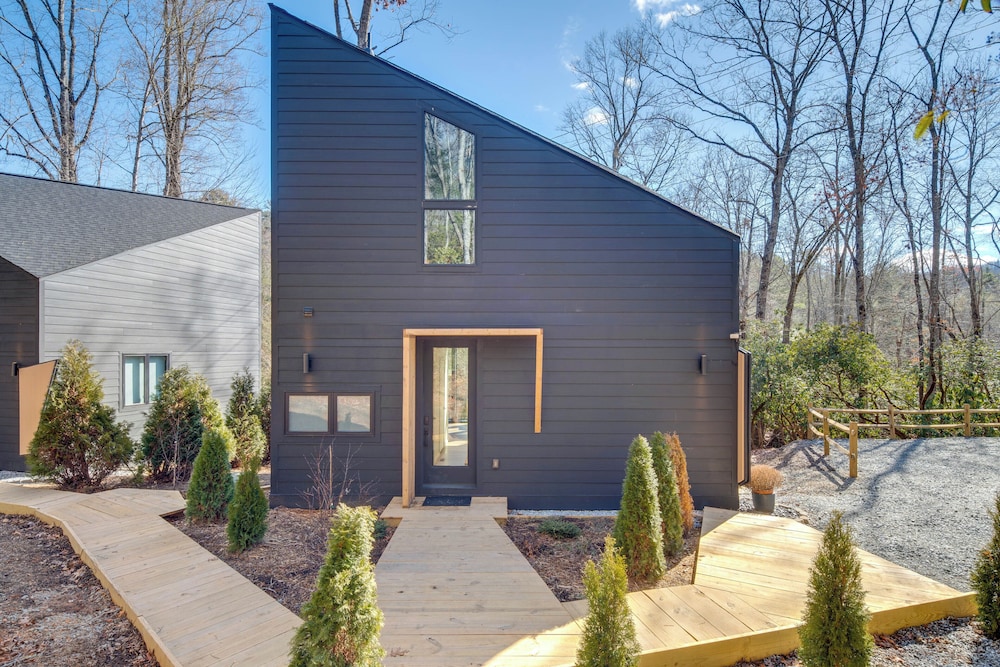 4 Mi to Downtown Brevard: Sleek Cabin w/ Deck