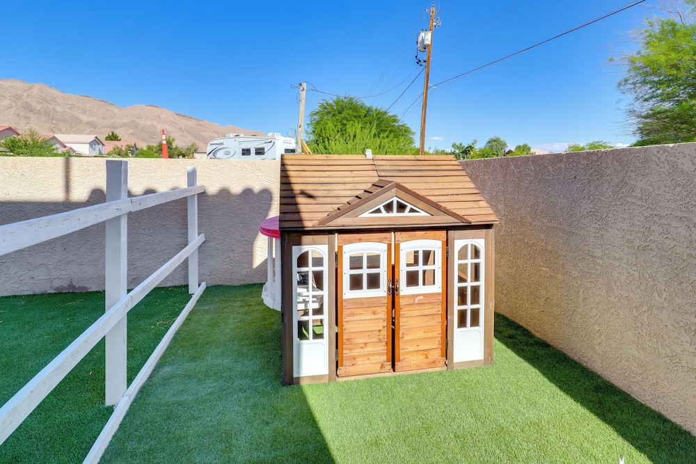 7 Mi to Fremont Street: Spacious Vegas Home!