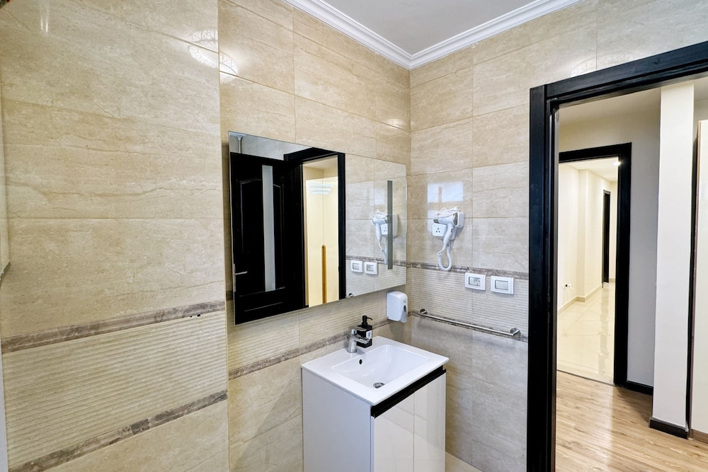 Calm & Classy 2BR - 5 min to Airport