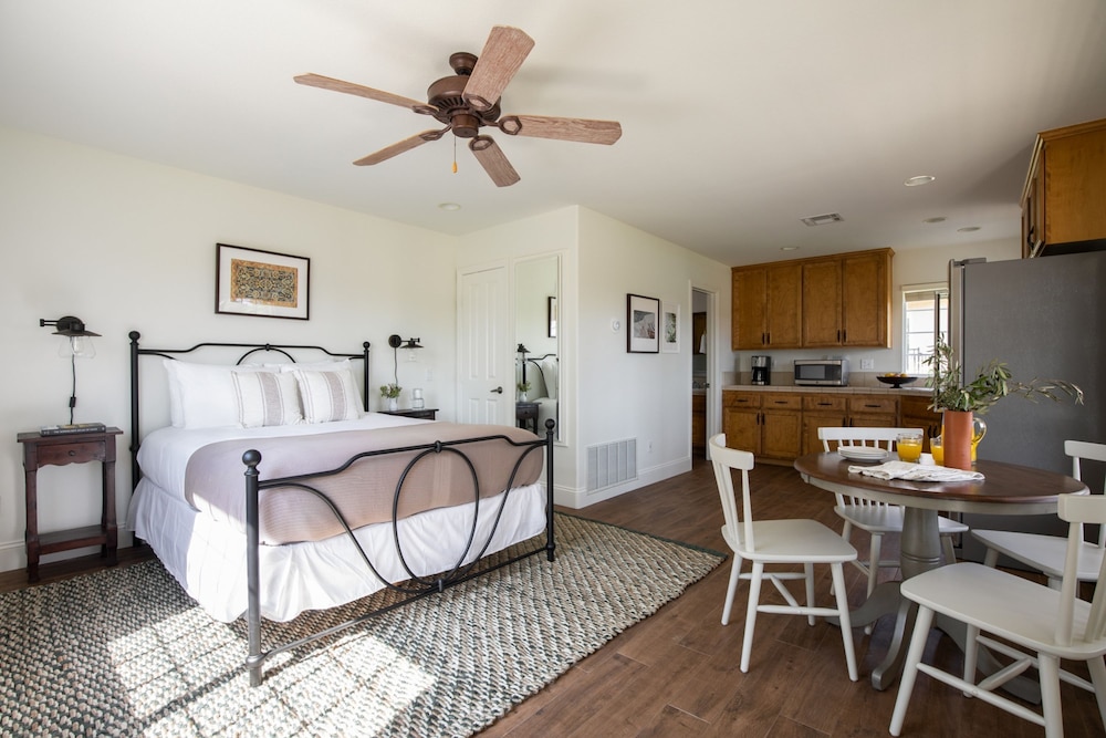 Villa Verdot by Avantstay Spectacular 6 BR Estate w Pool Hot Tub Tennis B-ball Courts