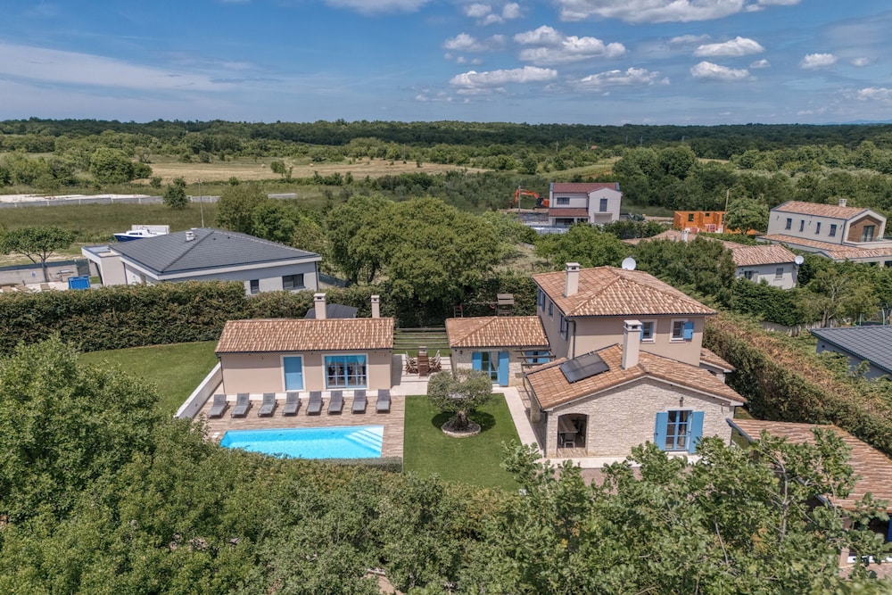 Villa Milo - Mali Vareski With Pool
