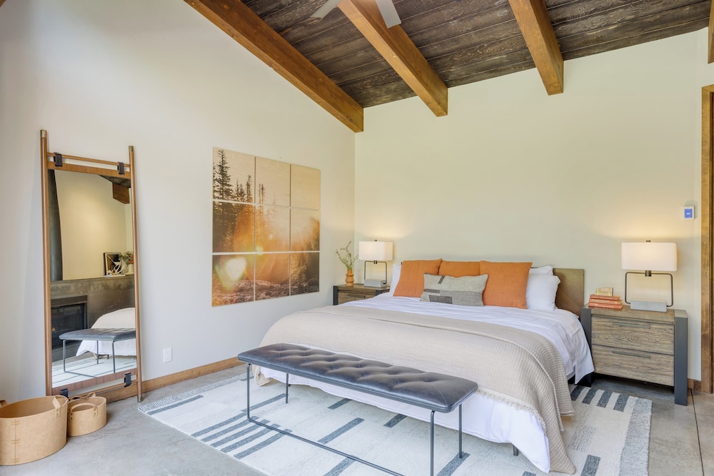 Lazy River Glamp-house by Avantstay Newly Built, Luxe Indoor-outdoor Living
