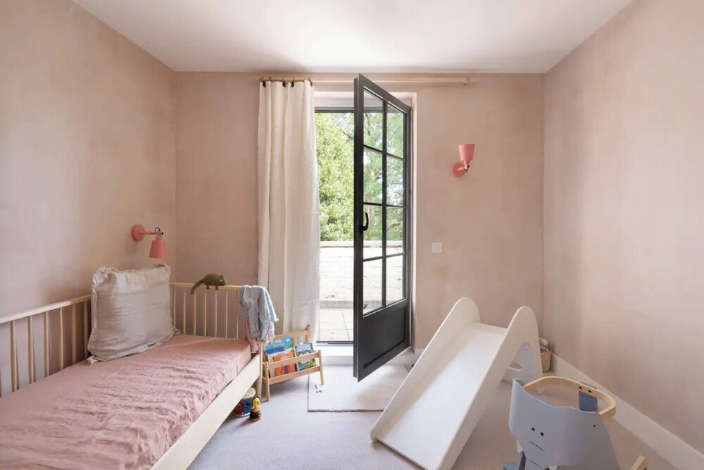 Rustic & Spacious 2BD Flat Near White City